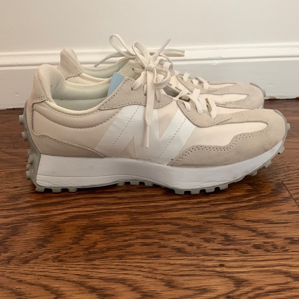 Retro New Balance 327 gently worn!